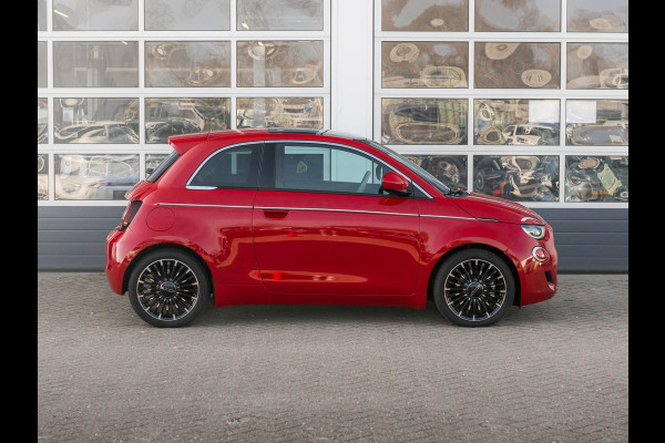 Fiat 500E La Prima 42 kWh | Clima | Cruise | Leder | 17" | Priv Glass | Winter Pack | JBL Sound | BSM | Apple Carplay