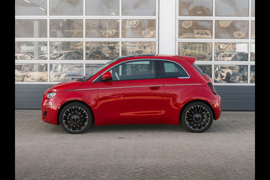 Fiat 500E La Prima 42 kWh | Clima | Cruise | Leder | 17" | Priv Glass | Winter Pack | JBL Sound | BSM | Apple Carplay