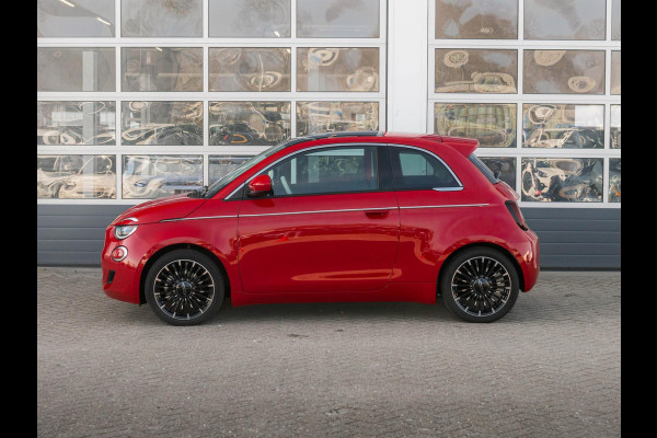 Fiat 500E La Prima 42 kWh | Clima | Cruise | Leder | 17" | Priv Glass | Winter Pack | JBL Sound | BSM | Apple Carplay