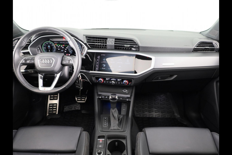 Audi Q3 45 TFSI e S edition 245pk | Panoramadak | Lederen bekleding | Parkeercamera | Verwarmbare voorstoelen