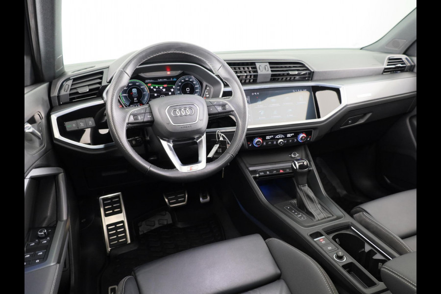 Audi Q3 45 TFSI e S edition 245pk | Panoramadak | Lederen bekleding | Parkeercamera | Verwarmbare voorstoelen