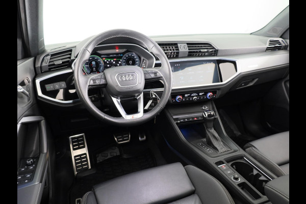 Audi Q3 45 TFSI e S edition 245pk | Panoramadak | Lederen bekleding | Parkeercamera | Verwarmbare voorstoelen