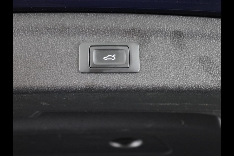 Audi Q3 45 TFSI e S edition 245pk | Panoramadak | Lederen bekleding | Parkeercamera | Verwarmbare voorstoelen
