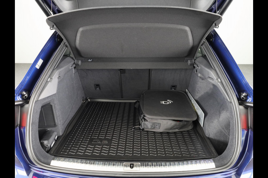 Audi Q3 45 TFSI e S edition 245pk | Panoramadak | Lederen bekleding | Parkeercamera | Verwarmbare voorstoelen