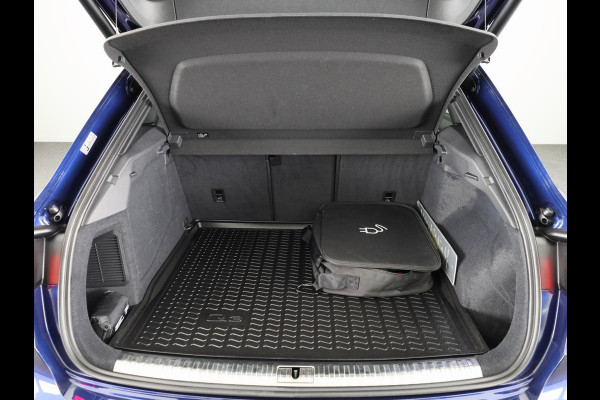 Audi Q3 45 TFSI e S edition 245pk | Panoramadak | Lederen bekleding | Parkeercamera | Verwarmbare voorstoelen