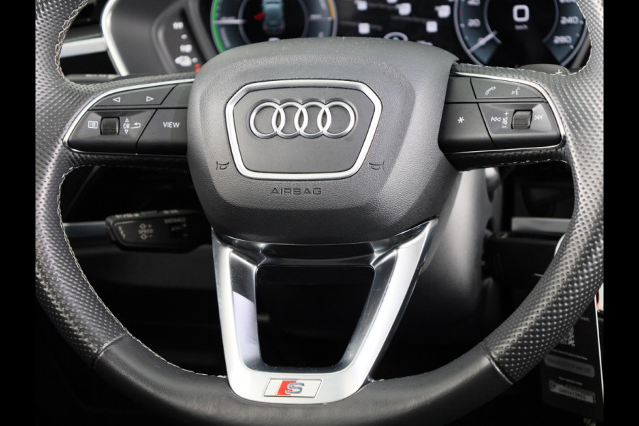 Audi Q3 45 TFSI e S edition 245pk | Panoramadak | Lederen bekleding | Parkeercamera | Verwarmbare voorstoelen