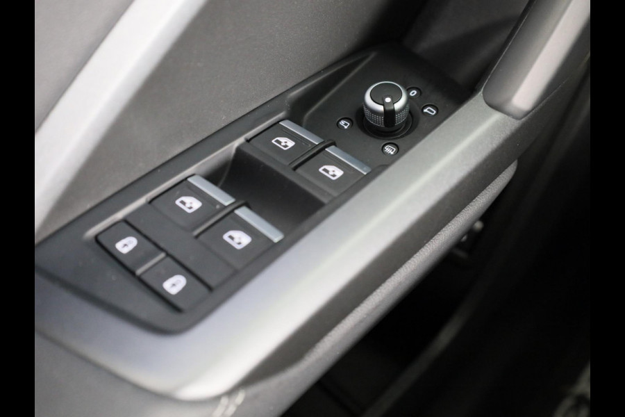 Audi Q3 45 TFSI e S edition 245pk | Panoramadak | Lederen bekleding | Parkeercamera | Verwarmbare voorstoelen