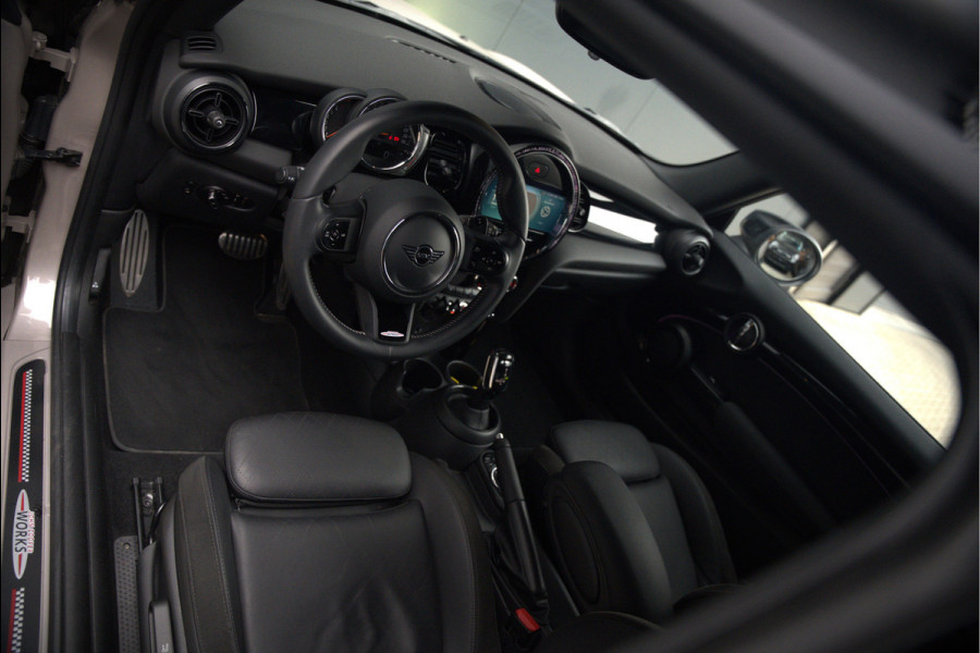 MINI Mini 2.0 Cooper S John Cooper Works | Navigatie | Cruise Control | Apple Carplay | Stoelverwarming | Keyless | Ambiance Verlichting | Automaat | JCW | LED | Parkeersensoren Achter | DAB | Leder | Union Jack