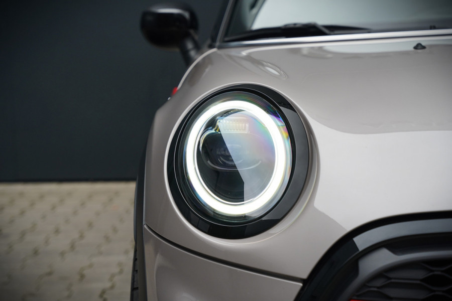 MINI Mini 2.0 Cooper S John Cooper Works | Navigatie | Cruise Control | Apple Carplay | Stoelverwarming | Keyless | Ambiance Verlichting | Automaat | JCW | LED | Parkeersensoren Achter | DAB | Leder | Union Jack