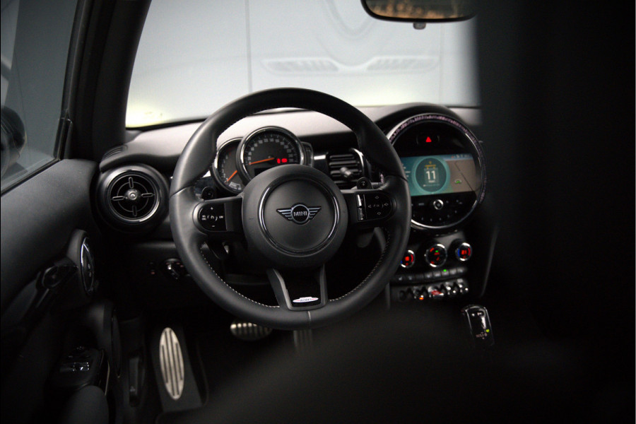 MINI Mini 2.0 Cooper S John Cooper Works | Navigatie | Cruise Control | Apple Carplay | Stoelverwarming | Keyless | Ambiance Verlichting | Automaat | JCW | LED | Parkeersensoren Achter | DAB | Leder | Union Jack