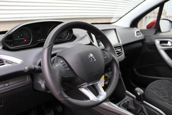 Peugeot 2008 1.2 PureTech Blue Lion | Panoramadak | Trekhaak | Navigatie | Bluetooth