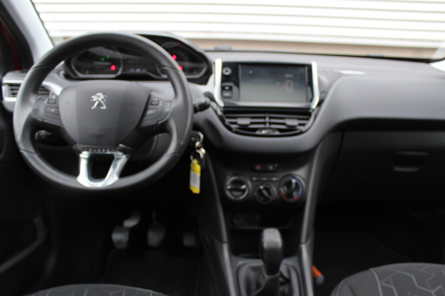 Peugeot 2008 1.2 PureTech Blue Lion | Panoramadak | Trekhaak | Navigatie | Bluetooth