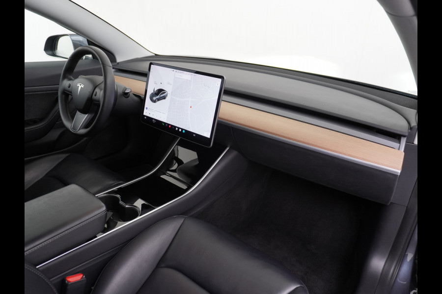 Tesla Model 3 SR+60kWh 325PK 19" AutoPilot Leer PanoDak Adaptive cruise Camera's Elektr.-Stuur+Stoelen+Spiegels+Geheugen+Easy-Entry+Verwarmde  Ecc Navigatiesysteem full map LED-a+v Comfortstoel(en) ACC Dual-ECC DAB Voorverwarmen interieur via App Keyless via Telefoonsleutel One-Pedal-Drive Orig. nlse auto tot 11kw laden thuis ! Garantie Accu tot  14-12-2027 max 160.000km 1584kg licht!