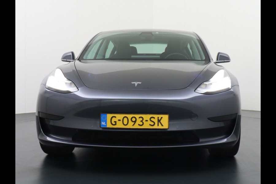 Tesla Model 3 SR+60kWh 325PK 19" AutoPilot Leer PanoDak Adaptive cruise Camera's Elektr.-Stuur+Stoelen+Spiegels+Geheugen+Easy-Entry+Verwarmde  Ecc Navigatiesysteem full map LED-a+v Comfortstoel(en) ACC Dual-ECC DAB Voorverwarmen interieur via App Keyless via Telefoonsleutel One-Pedal-Drive Orig. nlse auto tot 11kw laden thuis ! Garantie Accu tot  14-12-2027 max 160.000km 1584kg licht!