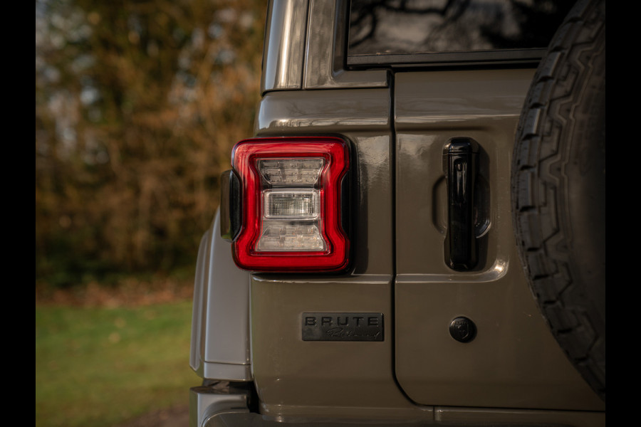 Jeep Wrangler Unlimited Brute Richmond 2.0T Sahara | Vouwdak | 1e eigenaar | NL-auto | LED