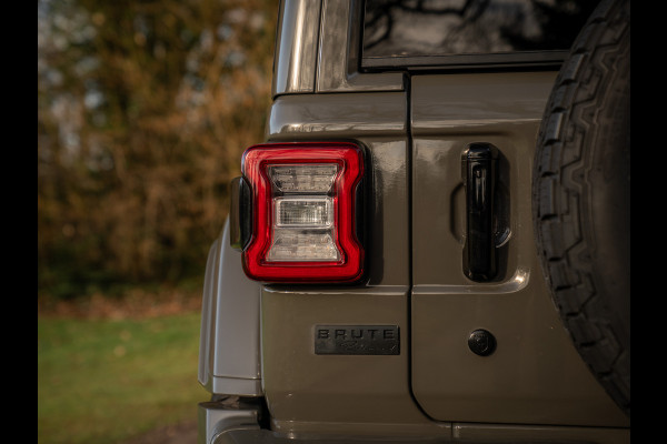 Jeep Wrangler Unlimited Brute Richmond 2.0T Sahara | Vouwdak | 1e eigenaar | NL-auto | LED