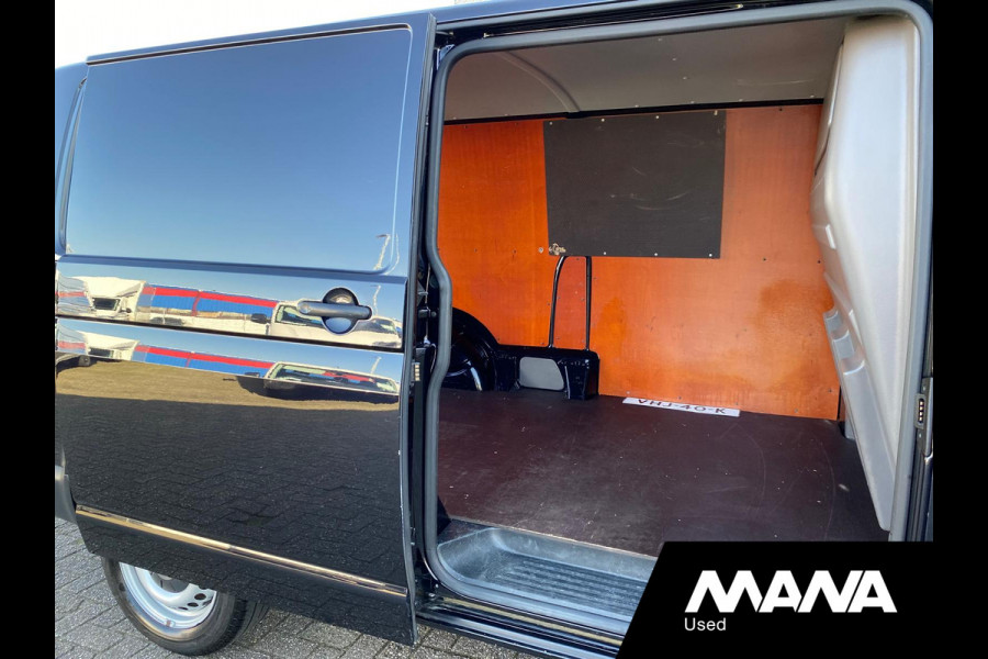 Volkswagen Transporter 2.0 TDI L2H1 110PK Airco Trekhaak Bluetooth Bijrijdersbank Laadruimte betimmering