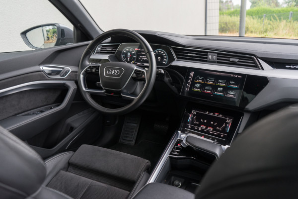 Audi e-tron 50 Quattro / Incl. BTW/ S-line/ Luchtvering/ Standkachel/ Bang & Olufsen Sound System/ Panoramadak/ 230kW (313PK)