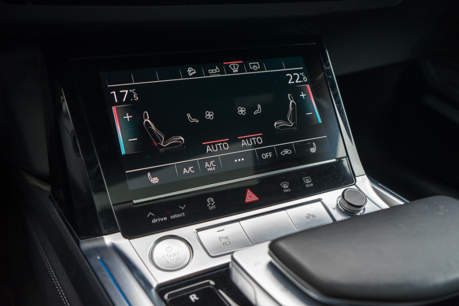 Audi e-tron 50 Quattro / Incl. BTW/ S-line/ Luchtvering/ Standkachel/ Bang & Olufsen Sound System/ Panoramadak/ 230kW (313PK)