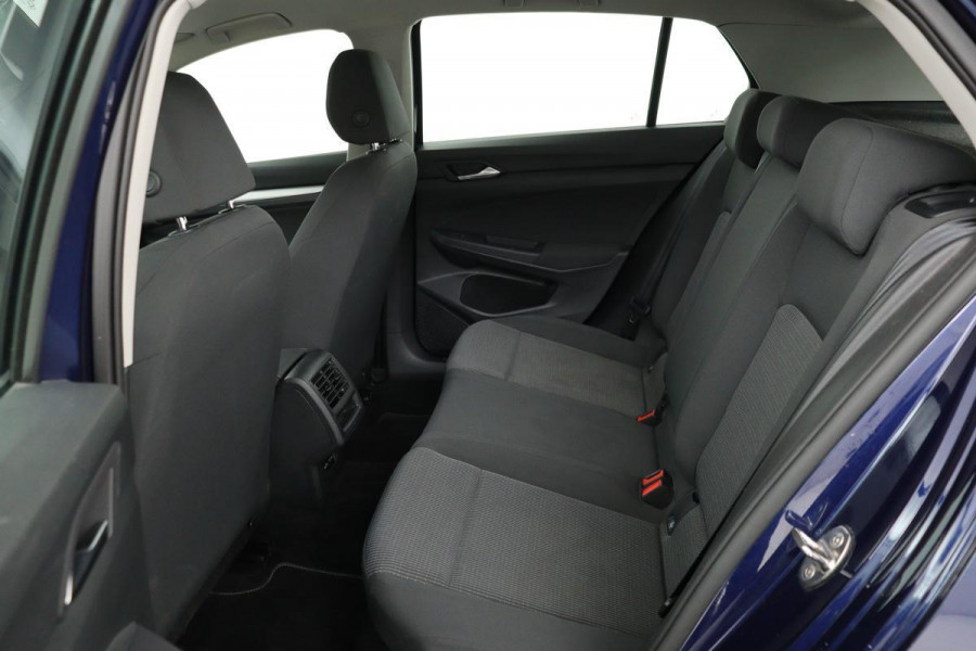 Volkswagen Golf 1.0 TSI | Carplay | Adaptive cruise | PDC | Full LED | Active Info Display | Bluetooth | Regensensor