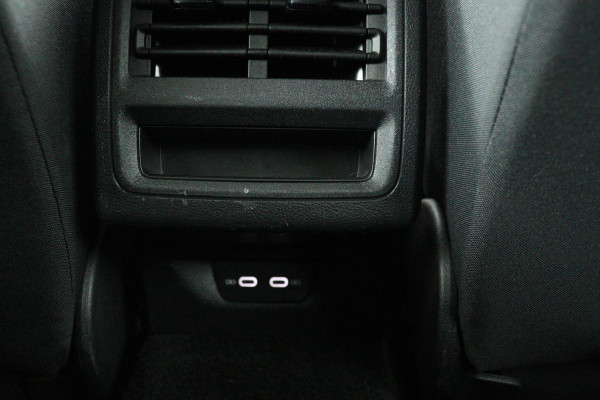 Volkswagen Golf 1.0 TSI | Carplay | Adaptive cruise | PDC | Full LED | Active Info Display | Bluetooth | Regensensor