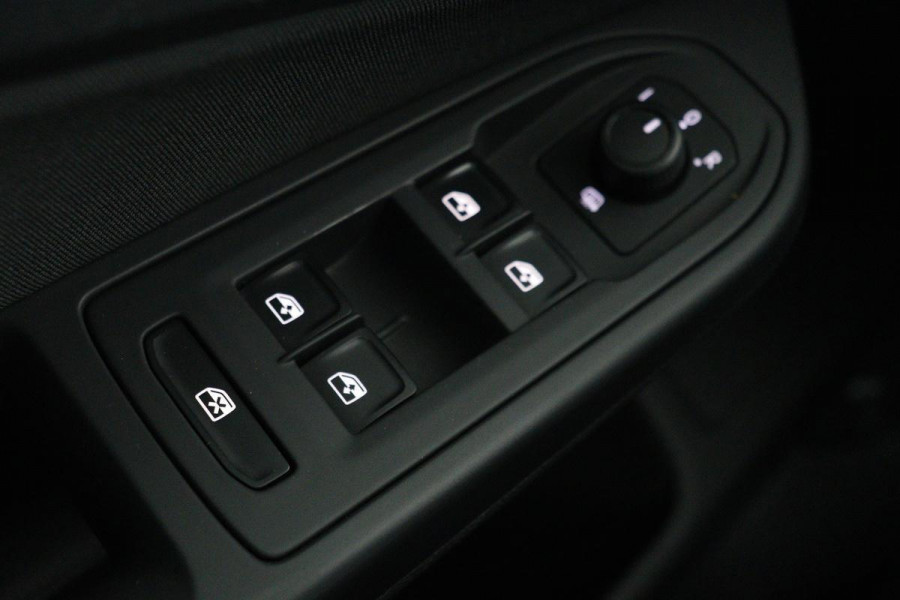 Volkswagen Golf 1.0 TSI | Carplay | Adaptive cruise | PDC | Full LED | Active Info Display | Bluetooth | Regensensor
