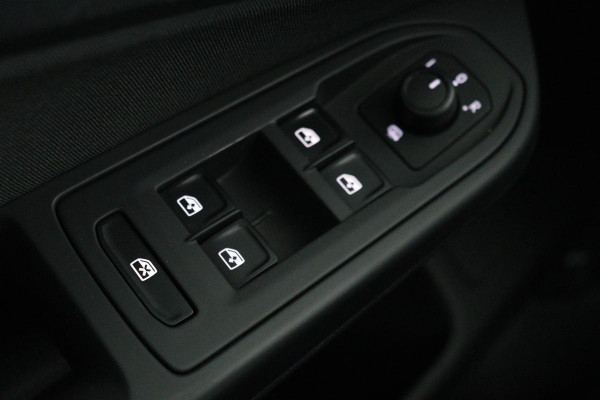 Volkswagen Golf 1.0 TSI | Carplay | Adaptive cruise | PDC | Full LED | Active Info Display | Bluetooth | Regensensor