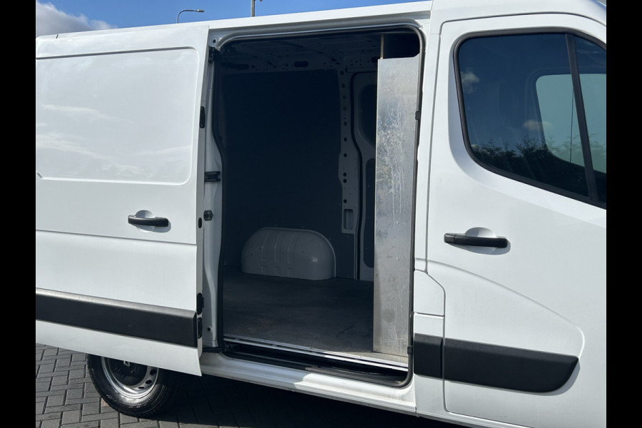 Renault Master 2.3 dCi 136 PK / 2x SCHUIFDEUR / L1H1 / 1e. EIG. / 2.5 TONS TREKHAAK / AIRCO / CRUISE / 3-ZITS