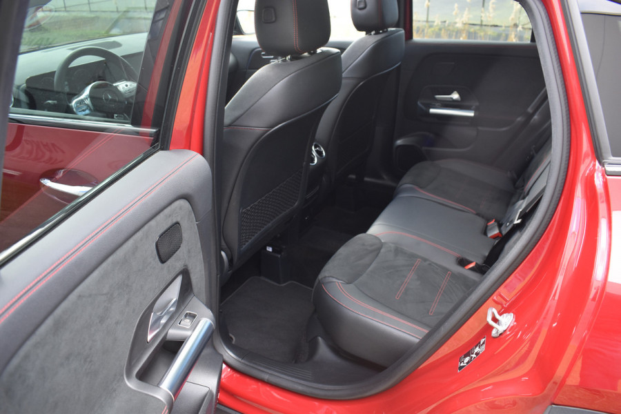 Mercedes-Benz GLA 200 Business Solution AMG Trekhaak el-achterklep Amg-pakket Pano dak