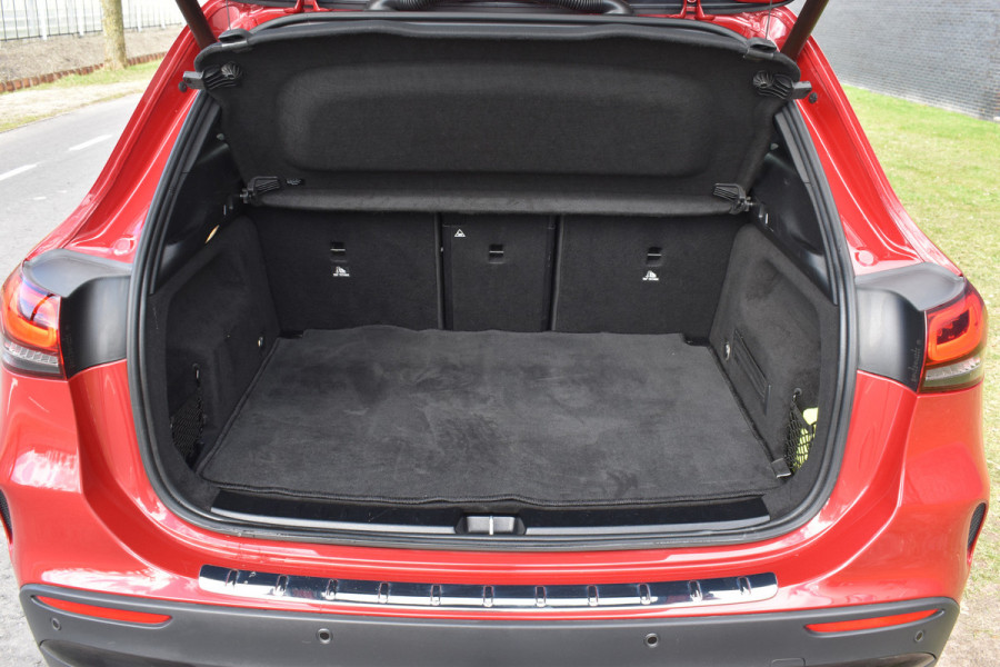 Mercedes-Benz GLA 200 Business Solution AMG Trekhaak el-achterklep Amg-pakket Pano dak