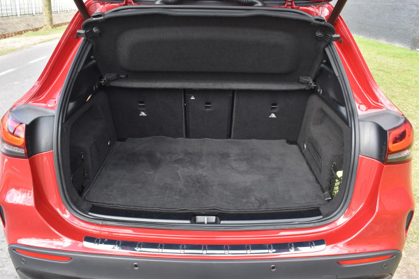 Mercedes-Benz GLA 200 Business Solution AMG Trekhaak el-achterklep Amg-pakket Pano dak