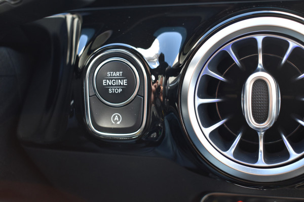 Mercedes-Benz GLA 200 Business Solution AMG Trekhaak el-achterklep Amg-pakket Pano dak