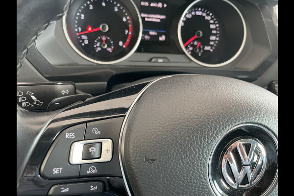 Volkswagen Tiguan 1.4 TSI ACT Comfortline Business Full options met o.a Navigatiepakket - Climate control - Cruise control - Park sensoren V+A - Navi full map - Trekhaak Auto - V-stoelen VW