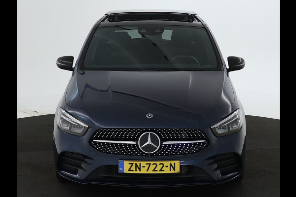 Mercedes-Benz B-Klasse 200 Business Solution AMG Nightpakket | Panoramadak | Stoelverwarming | Augmented Reality | Parkeerpakket met Camera | Car Play | Inclusief 24 maanden MB Certified garantie voor Europa.