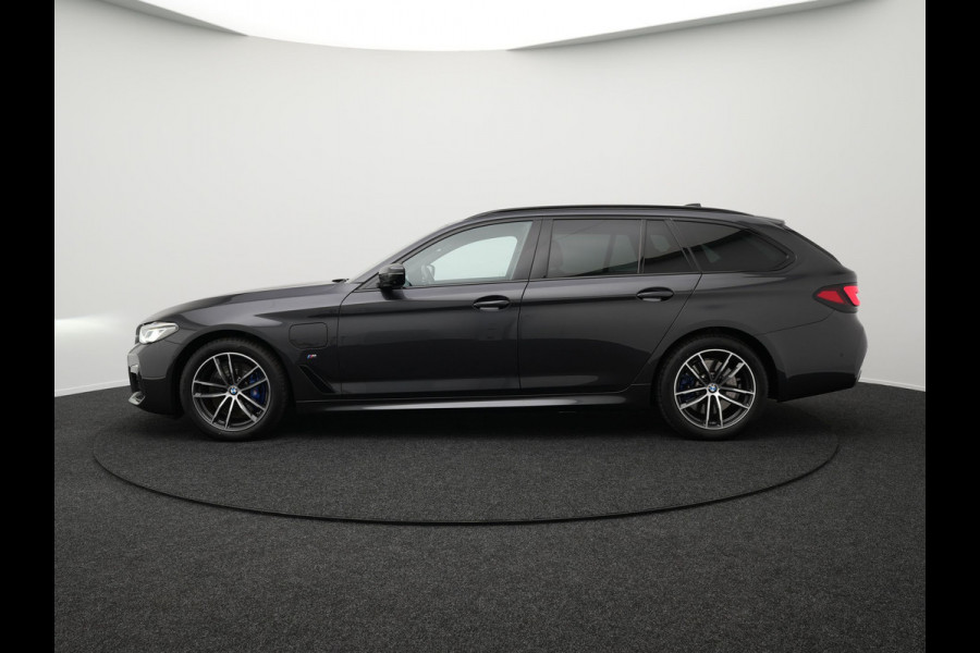 BMW 5 Serie Touring 530e xDrive M-Sport Plug In Hybrid | PHEV | Carplay | Sfeerverlichting | 360 Camera | Electrische Sportstoelen Verwarmd |  Stoelverwarming | Spraakbediening |