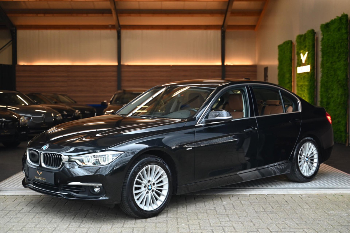 BMW 3-serie 320i High Executive - Luxury Line - Leer - Led Koplampen - Stoelverwarming - Ambiance Verlichting - Trekhaak -