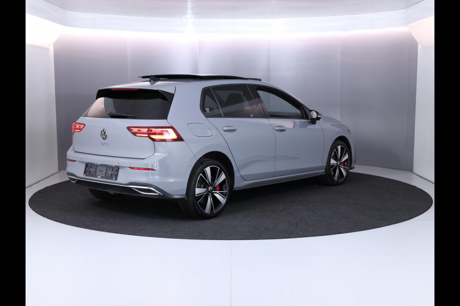 Volkswagen Golf 1.4 eHybrid GTE 245PK PHEV | Panorama dak | 18 "Lm velgen | Matrix koplampen | Stoelverwarming |