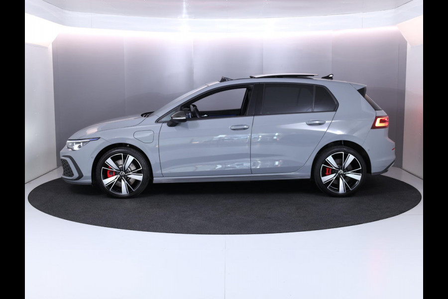 Volkswagen Golf 1.4 eHybrid GTE 245PK PHEV | Panorama dak | 18 "Lm velgen | Matrix koplampen | Stoelverwarming |