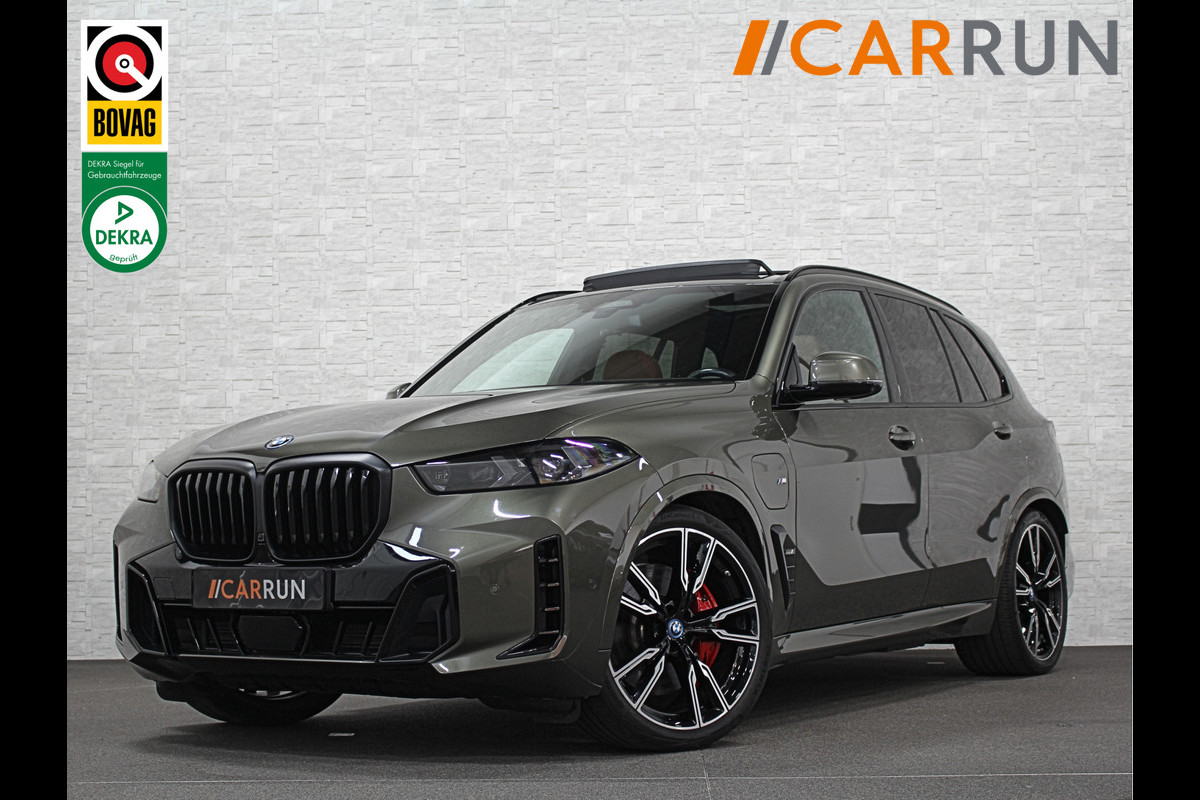 BMW X5 50e M-Sport Pro | 360 Camera | ACC | Panorama | Soft-Close | Head-Up | Indiv. Leder | Alcantara-Hemel | Manhattan Metallic | Iconic-Glow | Stoelventilatie | 4-Zone Clima | Harman-Kardon | Memory | Stoelverwarming V+A | Iso-Glas | Keyless-Entry | Stuurverwarming | Bekerhouder Clima | Comfortstoelen | M-Gordels | Zonwering |