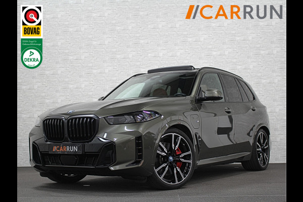 BMW X5 50e M-Sport Pro | 360 Camera | ACC | Panorama | Soft-Close | Head-Up | Indiv. Leder | Alcantara-Hemel | Manhattan Metallic | Iconic-Glow | Stoelventilatie | 4-Zone Clima | Harman-Kardon | Memory | Stoelverwarming V+A | Iso-Glas | Keyless-Entry | Stuurverwarming | Bekerhouder Clima | Comfortstoelen | M-Gordels | Zonwering |