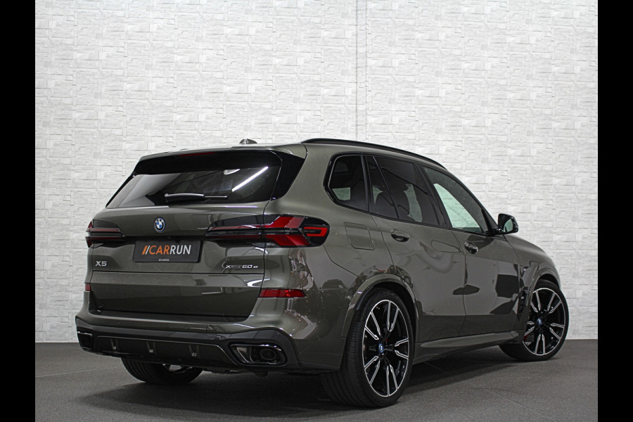 BMW X5 50e M-Sport Pro | 360 Camera | ACC | Panorama | Soft-Close | Head-Up | Indiv. Leder | Alcantara-Hemel | Manhattan Metallic | Iconic-Glow | Stoelventilatie | 4-Zone Clima | Harman-Kardon | Memory | Stoelverwarming V+A | Iso-Glas | Keyless-Entry | Stuurverwarming | Bekerhouder Clima | Comfortstoelen | M-Gordels | Zonwering |