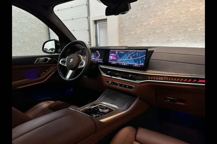 BMW X5 50e M-Sport Pro | 360 Camera | ACC | Panorama | Soft-Close | Head-Up | Indiv. Leder | Alcantara-Hemel | Manhattan Metallic | Iconic-Glow | Stoelventilatie | 4-Zone Clima | Harman-Kardon | Memory | Stoelverwarming V+A | Iso-Glas | Keyless-Entry | Stuurverwarming | Bekerhouder Clima | Comfortstoelen | M-Gordels | Zonwering |