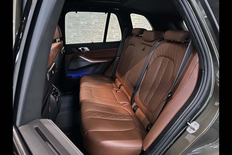 BMW X5 50e M-Sport Pro | 360 Camera | ACC | Panorama | Soft-Close | Head-Up | Indiv. Leder | Alcantara-Hemel | Manhattan Metallic | Iconic-Glow | Stoelventilatie | 4-Zone Clima | Harman-Kardon | Memory | Stoelverwarming V+A | Iso-Glas | Keyless-Entry | Stuurverwarming | Bekerhouder Clima | Comfortstoelen | M-Gordels | Zonwering |