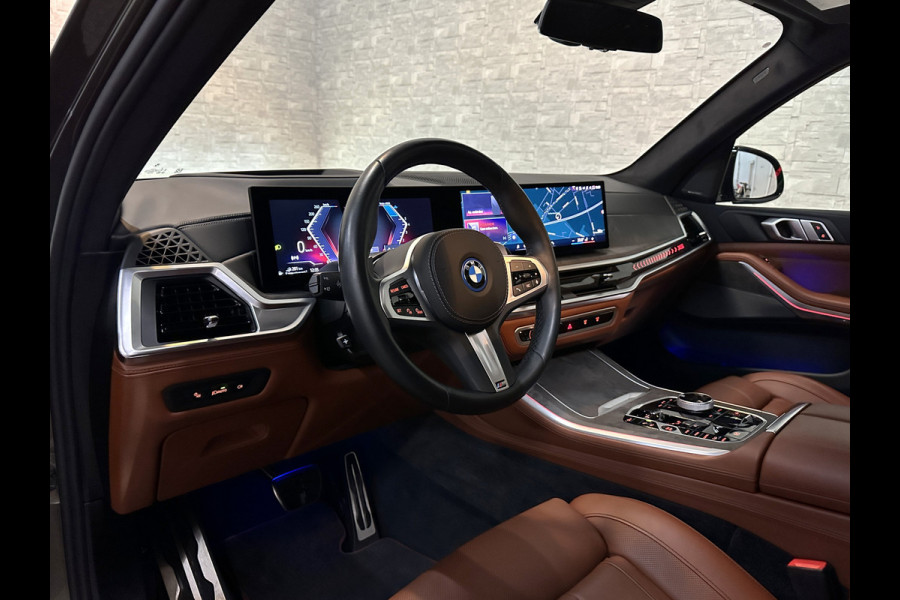 BMW X5 50e M-Sport Pro | 360 Camera | ACC | Panorama | Soft-Close | Head-Up | Indiv. Leder | Alcantara-Hemel | Manhattan Metallic | Iconic-Glow | Stoelventilatie | 4-Zone Clima | Harman-Kardon | Memory | Stoelverwarming V+A | Iso-Glas | Keyless-Entry | Stuurverwarming | Bekerhouder Clima | Comfortstoelen | M-Gordels | Zonwering |