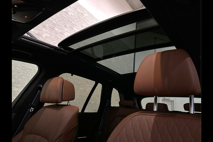 BMW X5 50e M-Sport Pro | 360 Camera | ACC | Panorama | Soft-Close | Head-Up | Indiv. Leder | Alcantara-Hemel | Manhattan Metallic | Iconic-Glow | Stoelventilatie | 4-Zone Clima | Harman-Kardon | Memory | Stoelverwarming V+A | Iso-Glas | Keyless-Entry | Stuurverwarming | Bekerhouder Clima | Comfortstoelen | M-Gordels | Zonwering |