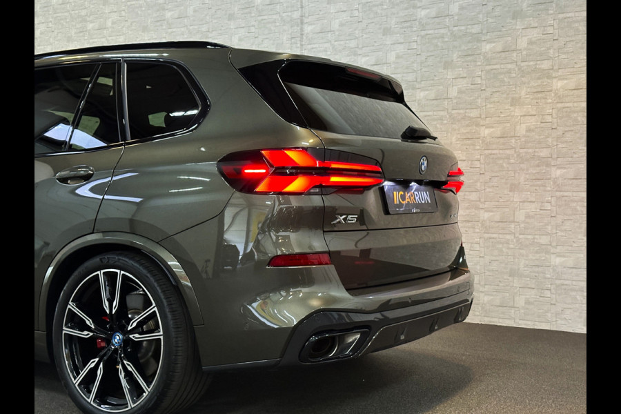 BMW X5 50e M-Sport Pro | 360 Camera | ACC | Panorama | Soft-Close | Head-Up | Indiv. Leder | Alcantara-Hemel | Manhattan Metallic | Iconic-Glow | Stoelventilatie | 4-Zone Clima | Harman-Kardon | Memory | Stoelverwarming V+A | Iso-Glas | Keyless-Entry | Stuurverwarming | Bekerhouder Clima | Comfortstoelen | M-Gordels | Zonwering |