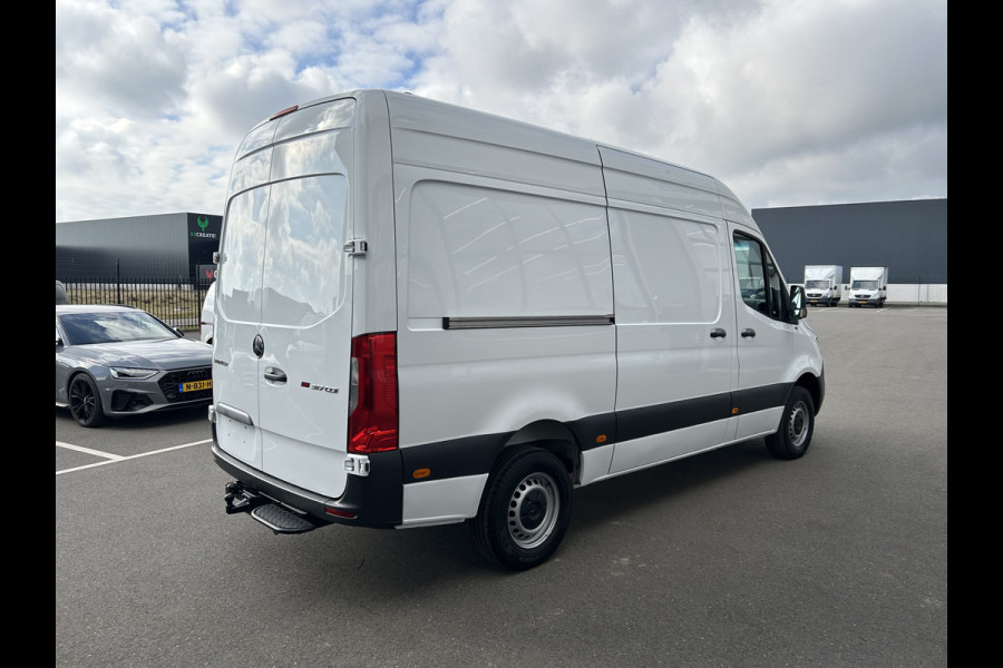 Mercedes-Benz Sprinter 317 CDI L2 H2 3500KG Trekhaak / MBUX / Carplay navigatie / Airco / 270 Graden achterdeuren