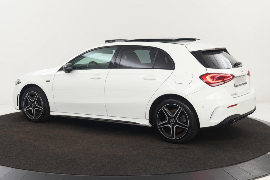 Mercedes-Benz A-Klasse 250e AMG Night | Panoramadak | Adaptive cruise | Carplay | Stoelverwarming | Camera | Leder/Alcantara | Full LED | Sfeerverlichting | Navigatie