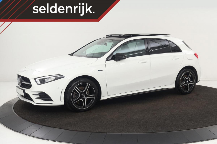 Mercedes-Benz A-Klasse 250e AMG Night | Panoramadak | Adaptive cruise | Carplay | Stoelverwarming | Camera | Leder/Alcantara | Full LED | Sfeerverlichting | Navigatie