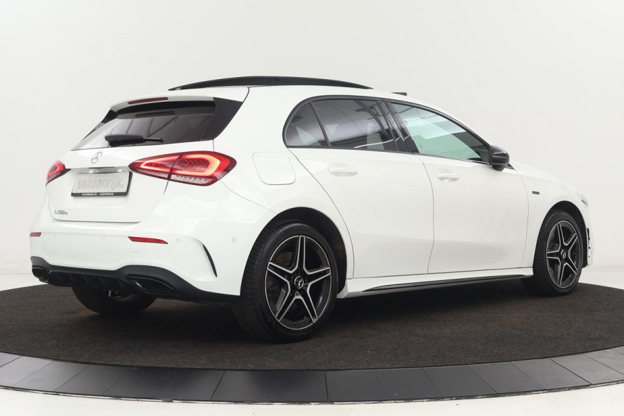 Mercedes-Benz A-Klasse 250e AMG Night | Panoramadak | Adaptive cruise | Carplay | Stoelverwarming | Camera | Leder/Alcantara | Full LED | Sfeerverlichting | Navigatie